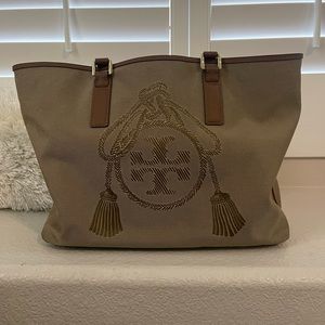 Tory Burch tote bag, very clean. I used it only for a few weeks.